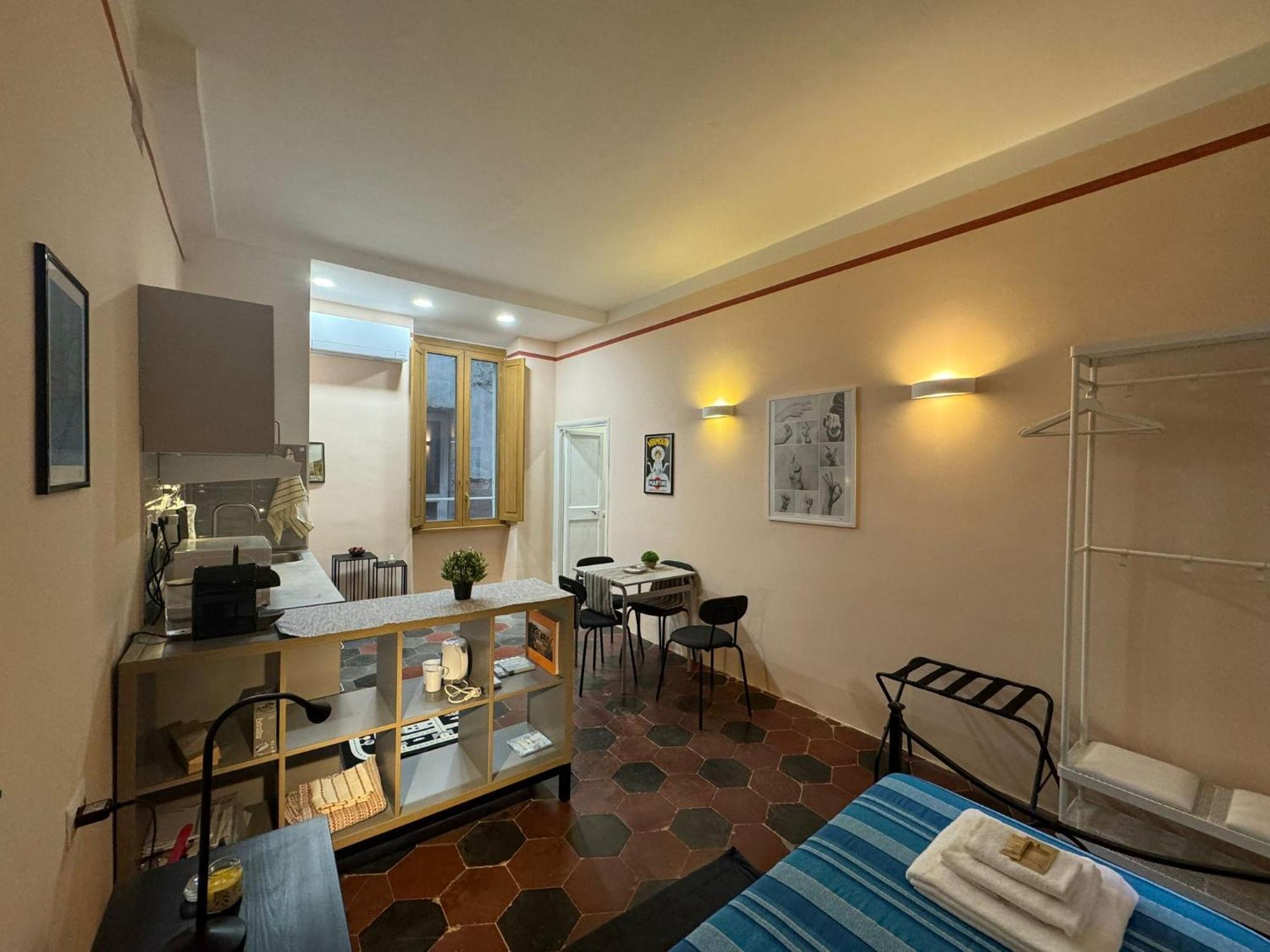 Le Due Torri In Rione Monti *