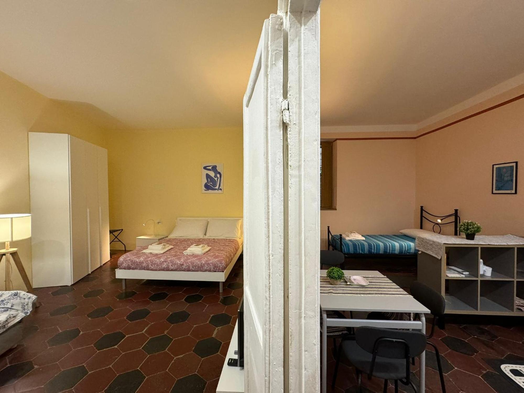 Le Due Torri In Rione Monti Rom